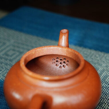 Full Handmade Yixing Zisha Teapot [Xiao Ying Pot] Plain Smooth (Li Pi Zhu Ni – 230ml)