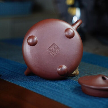 Full Handmade Yixing Zisha Teapot [Jingzhou Shi Piao Pot – Qingfeng Zhu Ying] (Zi Ni – 260ml)