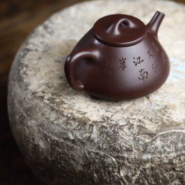 Full Handmade Yixing Zisha Teapot [Jiangnan Ziye Shi Piao Pot] (Zi Ni – 220ml)