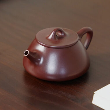 Full Handmade Yixing Zisha Teapot [Ping Gai Shi Piao Pot] (Zi Zhu Ni – 170ml)