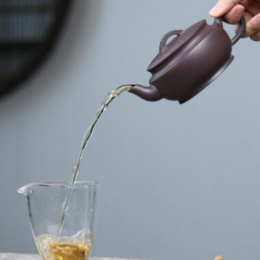 Full Handmade Yixing Zisha Teapot [Dayun Hanwa Pot] (Lao Zi Ni – 250ml)