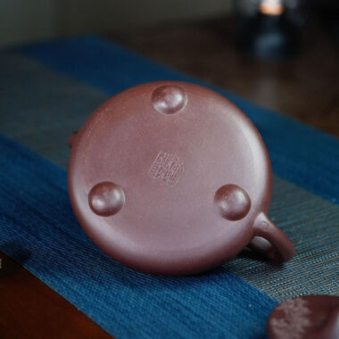 Full Handmade Yixing Zisha Teapot [Jingzhou Shi Piao Pot – Song Feng Qin Yun] (Zi Ni – 300ml)