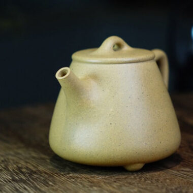 Full Handmade Yixing Zisha Teapot [Gao Shi Piao Pot] (Bensan Lu Ni – 210ml)
