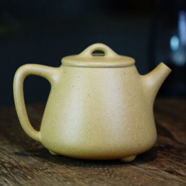 Full Handmade Yixing Zisha Teapot [Gao Shi Piao Pot] (Bensan Lu Ni – 210ml)