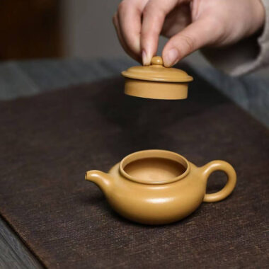 Yixing Zisha Teapot [Mini Fanggu Pot] (Huangjin Zhu Ni – 100ml)