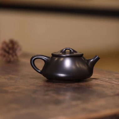 Full Handmade Yixing Zisha Teapot [Jingzhou Shi Piao Pot] (Hei Ni – 180/250ml)