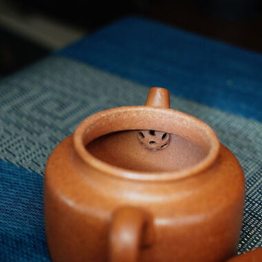 Full Handmade Yixing Zisha Teapot [Dezhong Pot] (Jiang Po Ni – 180ml)