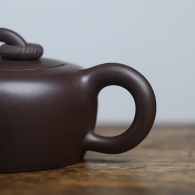 Full Handmade Yixing Zisha Teapot [Single Ring Flat Round Pot] (Lao Zi Ni – 200ml)