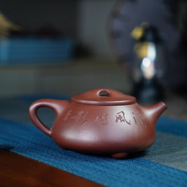 Full Handmade Yixing Zisha Teapot [Jingzhou Shi Piao Pot – Qingfeng Zhu Ying] (Zi Ni – 260ml)