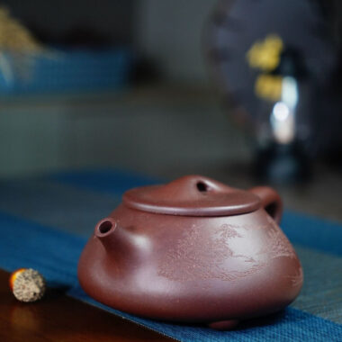 Full Handmade Yixing Zisha Teapot [Jingzhou Shi Piao Pot – Ningjing Zhi Yuan] (Zi Ni – 400ml)