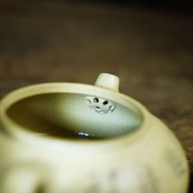 Full Handmade Yixing Zisha Teapot [Han Jiang Pot] (Bensan Lu Ni – 180ml)