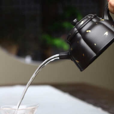 Full Handmade Yixing Zisha Teapot [Golden Half Moon Pot] (Shi Huang – 280ml)