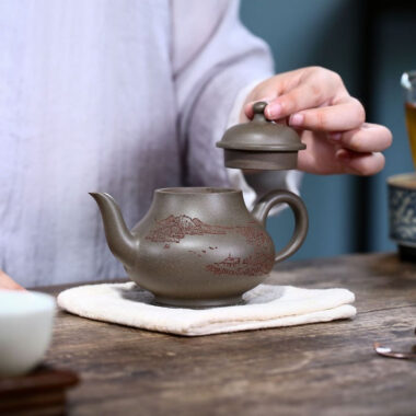 Yixing Zisha Teapot [Gao Pan Hu] (Xue Ke Qing – 300ml)