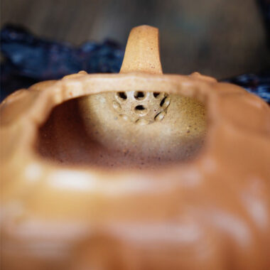 Full Handmade Yixing Zisha Teapot [Jinnang Ruyi Pot] (Jiang Po Ni – 190ml)