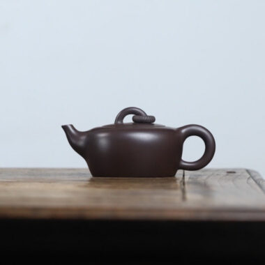Full Handmade Yixing Zisha Teapot [Single Ring Flat Round Pot] (Lao Zi Ni – 200ml)