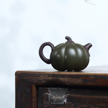 Full Handmade Yixing Zisha Teapot [Bi-color Pumpkin Pot] (Lu Ni/Zi Ni – 260ml)