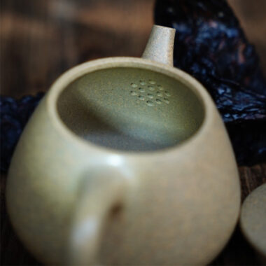 Full Handmade Yixing Zisha Teapot [Gao Shi Piao Pot] (Qing Duan Ni – 190ml)