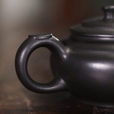 Full Handmade Yixing Zisha Teapot [Shang Xin Qiao Pot] (Hei Ni – 190ml)