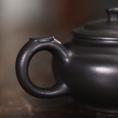 Full Handmade Yixing Zisha Teapot [Shang Xin Qiao Pot] (Hei Ni – 190ml)