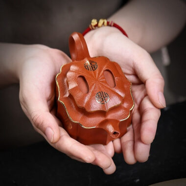Full Handmade Yixing Zisha Teapot [Jin Ling Fu Wen] (Zhu Sha Zhu Ni – 150ml)