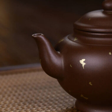 Full Handmade Yixing Zisha Teapot [Sprinkle Gold Xiao Ying Pot] (Zi Ni – 260ml)