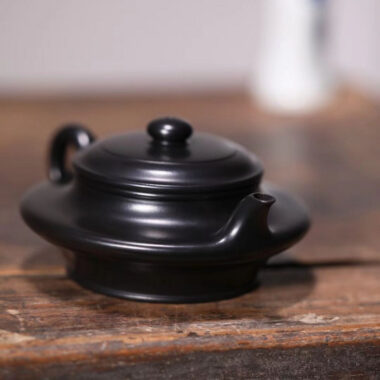 Full Handmade Yixing Zisha Teapot [Xu Bian Pot] (Hei Ni – 200ml)