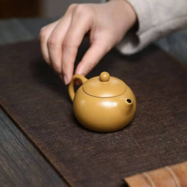 Yixing Zisha Teapot [Mini Xishi Pot] (Huangjin Zhu Ni – 100ml)