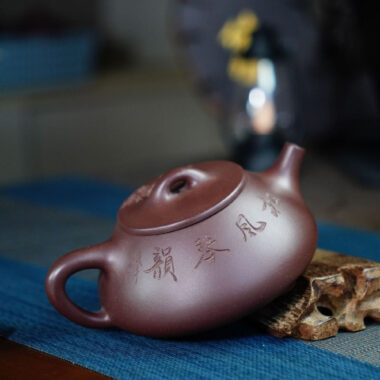 Full Handmade Yixing Zisha Teapot [Jingzhou Shi Piao Pot – Song Feng Qin Yun] (Zi Ni – 300ml)