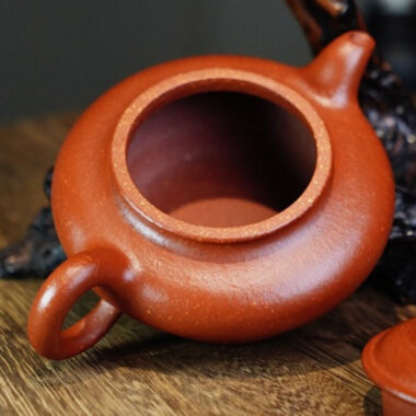 Full Handmade Yixing Zisha Teapot [Xu Bian Pot] (Jiang Po Ni – 210ml)