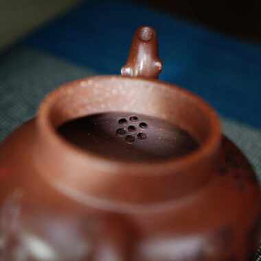 Full Handmade Yixing Zisha Teapot [Sanzu Dingli Pot] (Di Cao Qing – 290ml)
