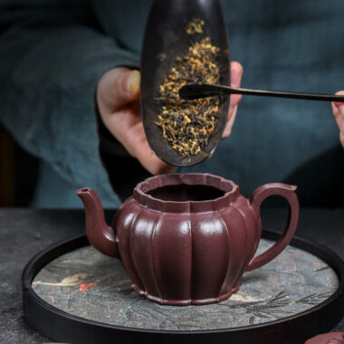 Full Handmade Yixing Zisha Teapot [Jinwen Gongdeng] (Zi Ni – 250ml)