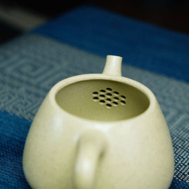 Full Handmade Yixing Zisha Teapot [Gao Shi Piao Pot] (Benson Lu Ni – 190ml)