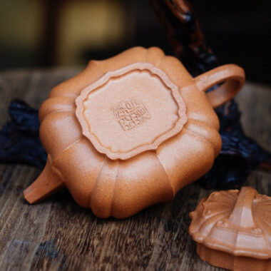 Full Handmade Yixing Zisha Teapot [Jinnang Ruyi Pot] (Jiang Po Ni – 190ml)