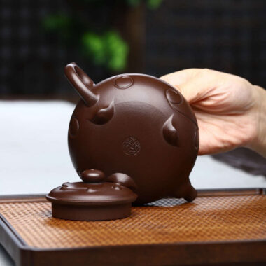 Full Handmade Yixing Zisha Teapot [3 Legs Ruyi Pot] (Shi Hong – 230ml)