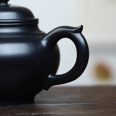 Full Handmade Yixing Zisha Teapot [Xiao Ying Pot] (Hei Ni – 280ml)