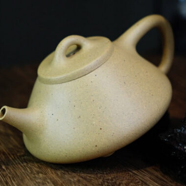 Full Handmade Yixing Zisha Teapot [Ziye Shi Piao Pot] (Bensan Lu Ni – 260ml)