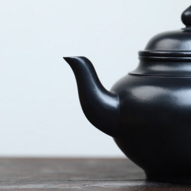 Full Handmade Yixing Zisha Teapot [Xiao Ying Pot] (Hei Ni – 280ml)