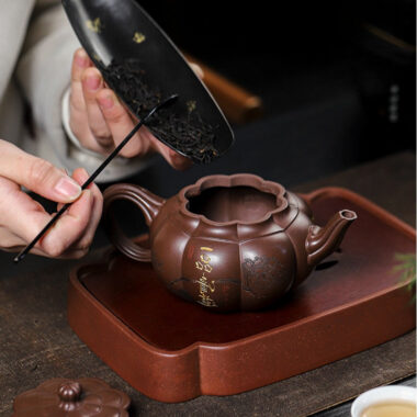 Full Handmade Yixing Zisha Teapot [Yipin Qing Lian] (Lao Ge Zi Ni – 350ml)