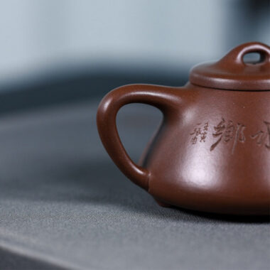 Full Handmade Yixing Zisha Teapot [Jiangnan Ziye Shi Piao] (Lao Zi Ni – 120ml)