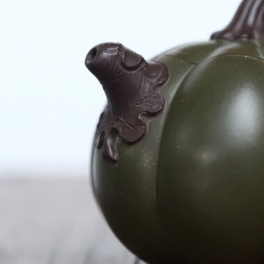 Full Handmade Yixing Zisha Teapot [Bi-color Pumpkin Pot] (Lu Ni/Zi Ni – 260ml)