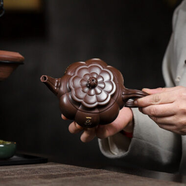 Full Handmade Yixing Zisha Teapot [Yipin Qing Lian] (Lao Ge Zi Ni – 350ml)