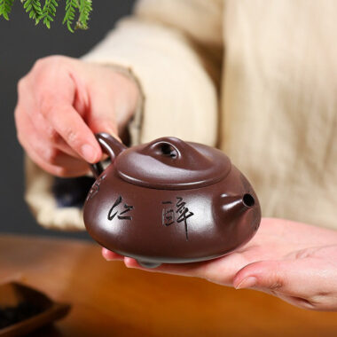 Yixing Zisha Teapot [Jingzhou Shi Piao] (100 Mu Zi Ni – 240ml)