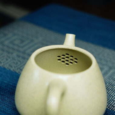 Full Handmade Yixing Zisha Teapot [Gao Shi Piao Pot] (Benson Lu Ni – 190ml)
