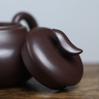 Full Handmade Yixing Zisha Teapot [Leap Pot] (Lao Zi Ni – 320ml)