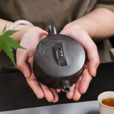 Full Handmade Yixing Zisha Teapot [Zhi Xiang Hanwa] (Tian Qing Ni – 200ml)