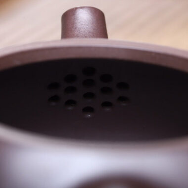 Full Handmade Yixing Zisha Teapot [Jingzhou Shi Piao Pot] (Lao Zi Ni – 240ml)