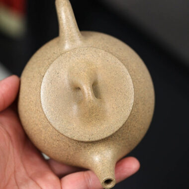 Full Handmade Yixing Zisha Teapot [Jingzhou Shi Piao Pot] (Zhima Duan Ni – 200ml)