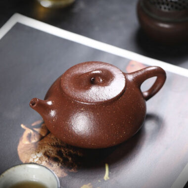 Full Handmade Yixing Zisha Teapot [Jingzhou Shi Piao] (Tao Hua Ni – 300ml)