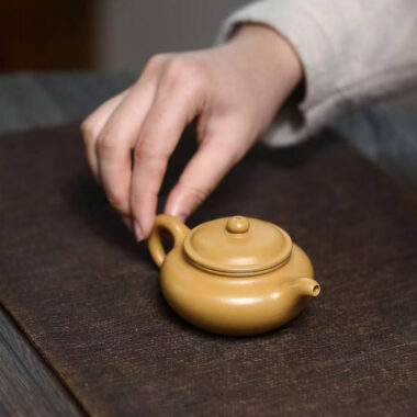 Yixing Zisha Teapot [Mini Fanggu Pot] (Huangjin Zhu Ni – 100ml)