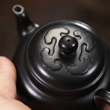 Full Handmade Yixing Zisha Teapot [Dabin Ruyi Pot] (Hei Ni – 210ml)
